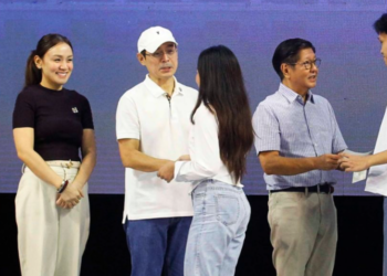 Marcos distributes P20,000 scholarships to 4,426 Manila graduates; Isko send gratitude