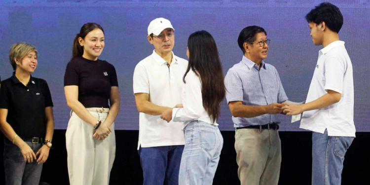 Marcos distributes P20,000 scholarships to 4,426 Manila graduates; Isko send gratitude